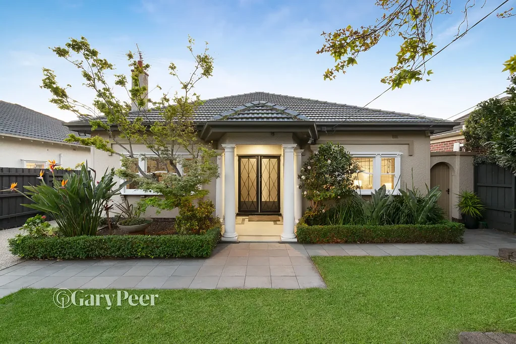 Caulfield South 3침실 Refined family living with period charm