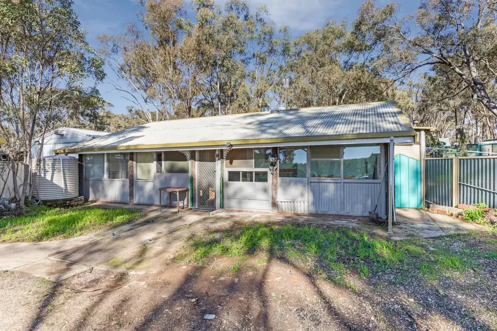 Wedderburn 2 Bedroom Charming Country Cottage with Massive Potential on 1.4 Acres