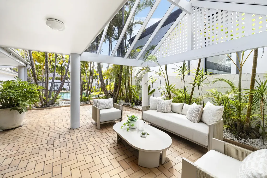 Collaroy 3房 Collaroy Basin海滨瑰宝 汉普顿风格优雅 盐水泳池环绕 双通道入口便利 Effortless elegance in coveted Collaroy Basin with dual street access