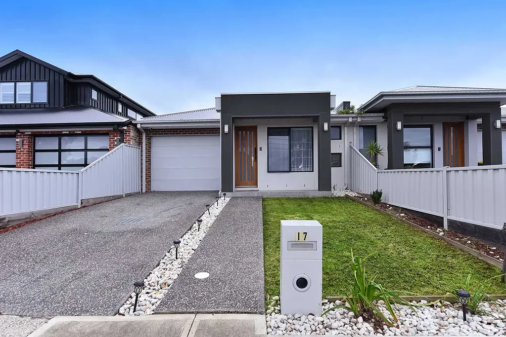 High-End Designer Living in Gladstone Park!
