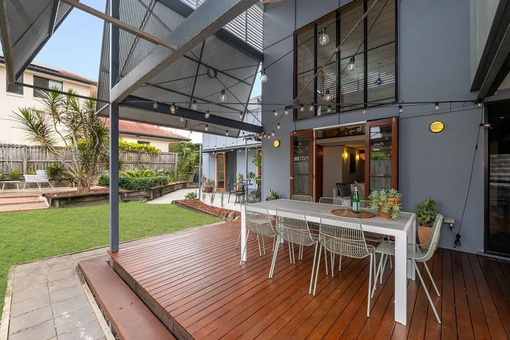 Alderley 3 Bedroom Stunning Post War Home With A Twist
