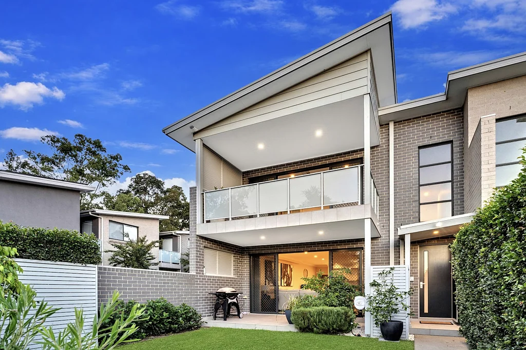 Rouse Hill 3房 设计师之家 私密围栏庭院 开放式采光 现代厨房 主卧套房 双车库 Metro便捷 Designer townhouse  with  private street entry