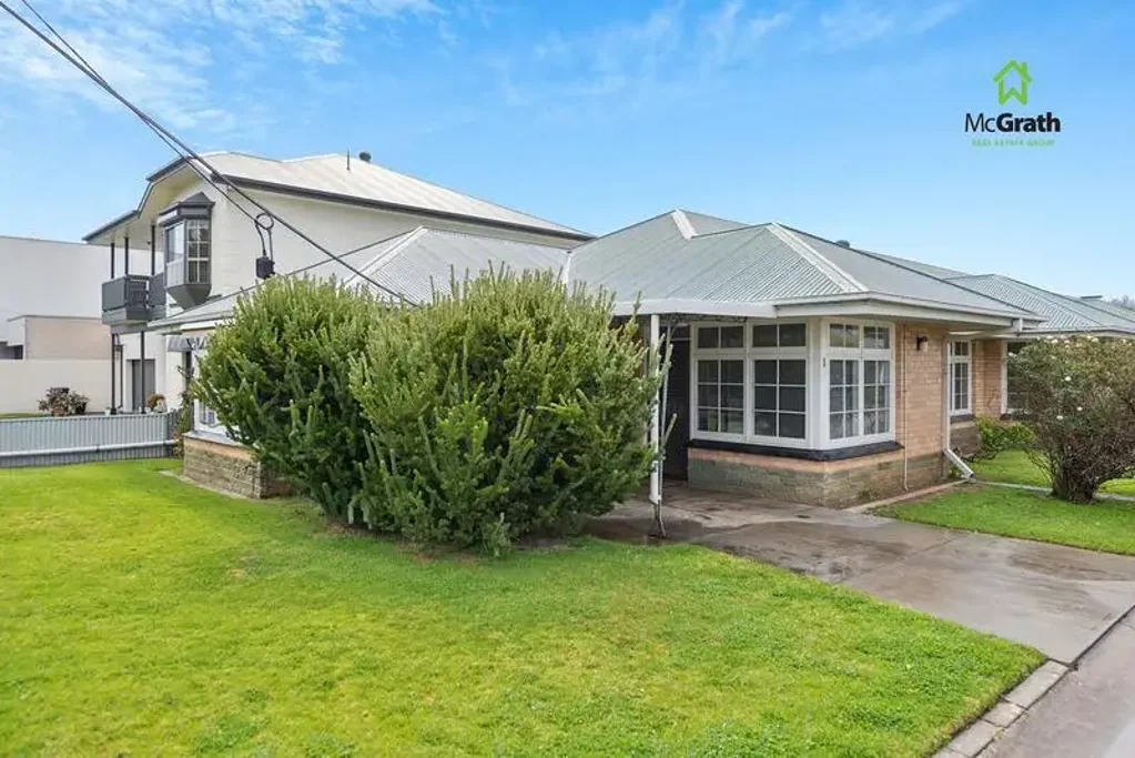 Glenelg East 2房  Light Flooded Street Front Unit