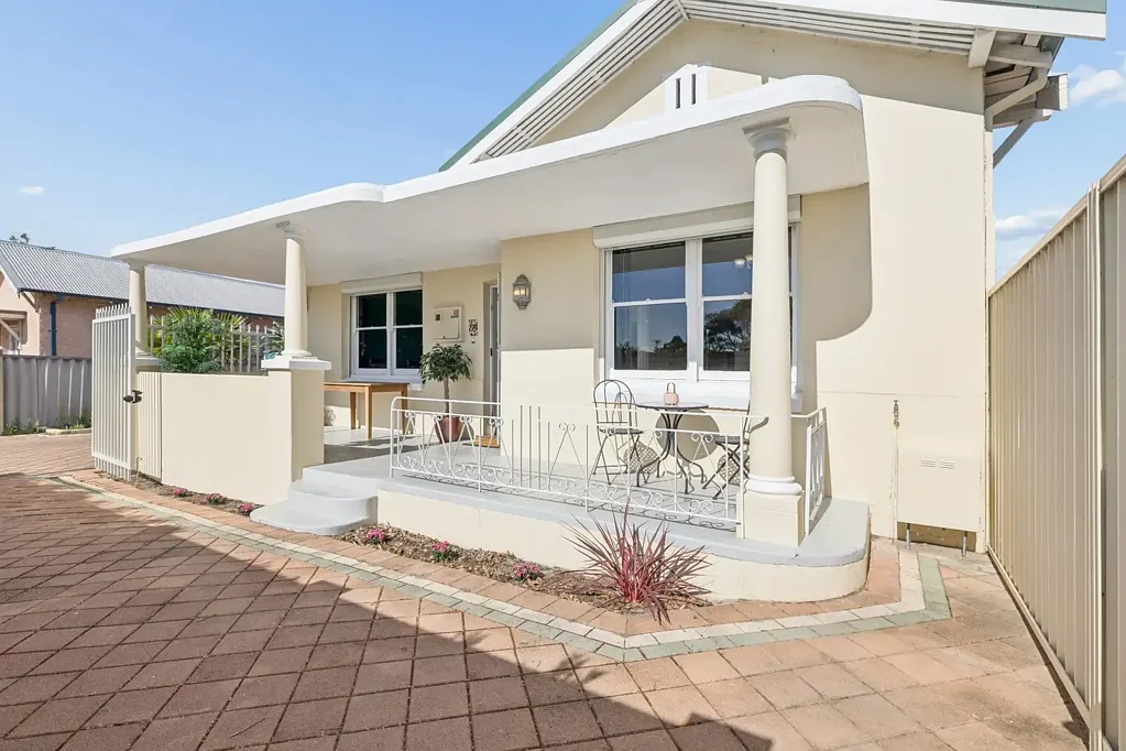 East Victoria Park 2 Bedroom Character, Charm & Your Own GREEN TITLE