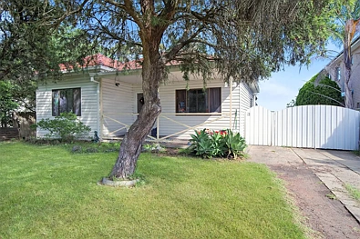 Revesby 3 Slaapkamer Prime Landholding with Duplex Potential (STCA) - 923sqm/15.24m Frontage