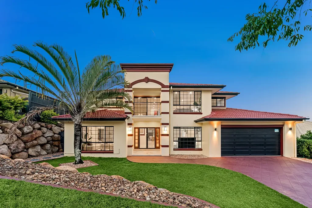 Underwood 5Kwarto Spacious Two-Level Family Living in a Sought-After Underwood Location