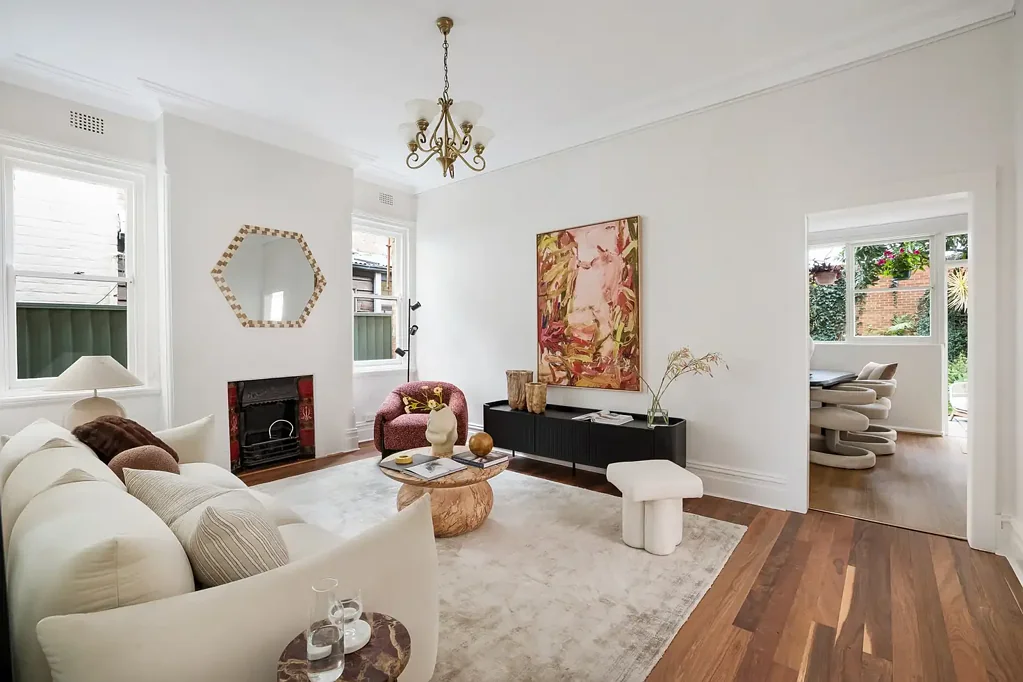 Marrickville 4침실 Beautiful family home with lush garden surrounds