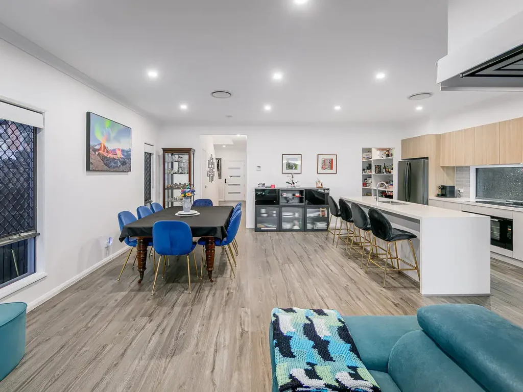Stafford Heights 4房 卓越现代住宅；幽静地段。 Outstanding Modern Home; Secluded Locale.