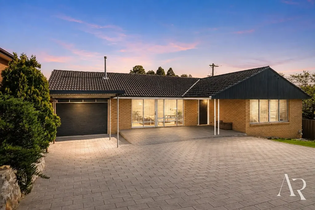 Georges Hall 5房 黄金角落地块，带已批准的祖母房和开发潜力 Prime Corner Block with Approved Granny Flat & Development Potential