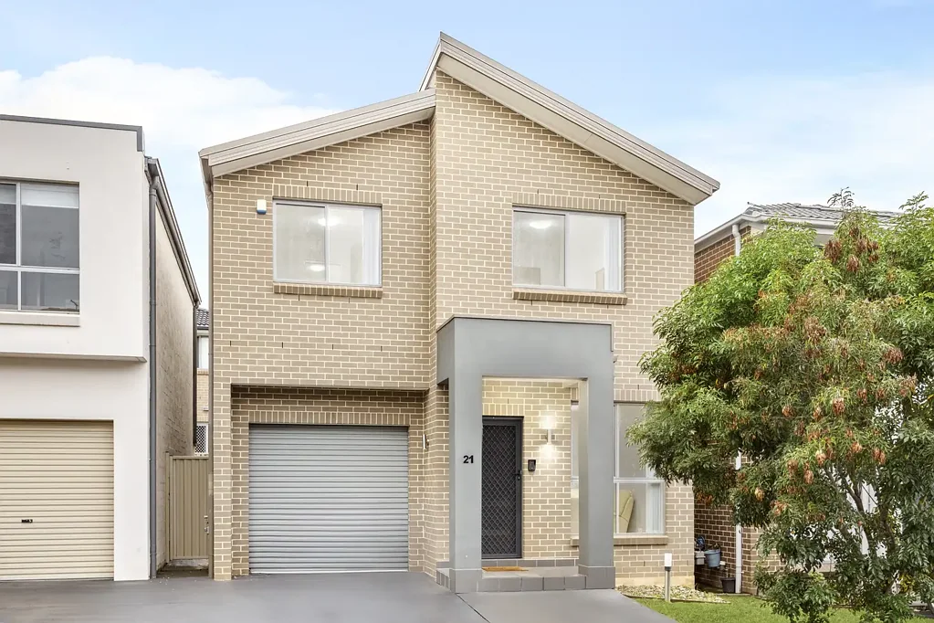 Schofields 4房 Ponds High School catchment 安全单车车库 现代厨房设计 四卧带套间浴 室内洗衣房 低维护后院 步行Aurora Park 管道空调舒适 Free-Standing and Immaculately designed, Sun-drenched Family Home Within School Catchment for Riverbank Public & the Ponds High School!