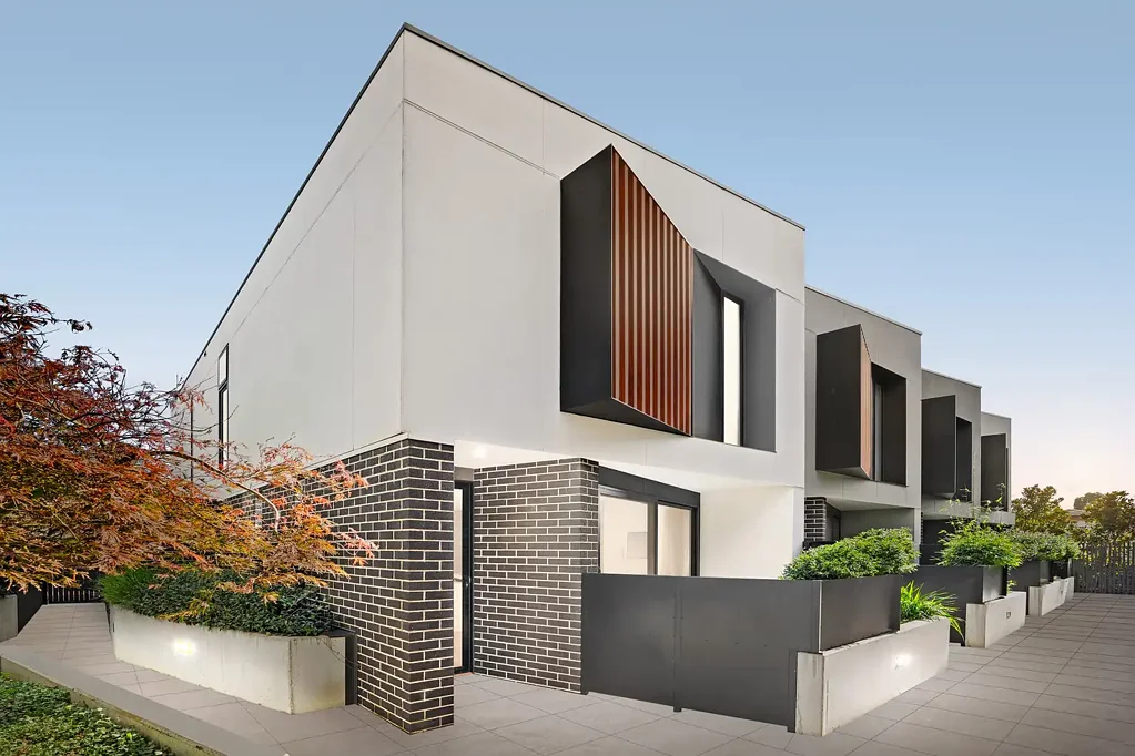 Bentleigh East 3房 独家精品社区 私密联排别墅 三层现代设计 开放式起居 优质石材台面 澳洲电器 家庭办公室 自然采光充沛 宽板橡木地板 安全地下车库 便捷Centre Road生活 Private Sanctuary. Architectural Excellence. Lifestyle Destination.