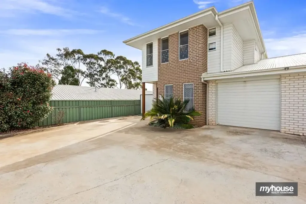 Drayton 3Moenga A Hidden Gem with House-Sized Proportions!