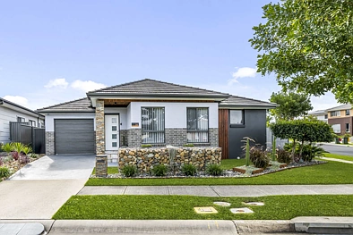 Ropes Crossing 4房 时尚单层家庭住宅，位于街角地块 Stylish Single-Level Family Living on a Corner Block
