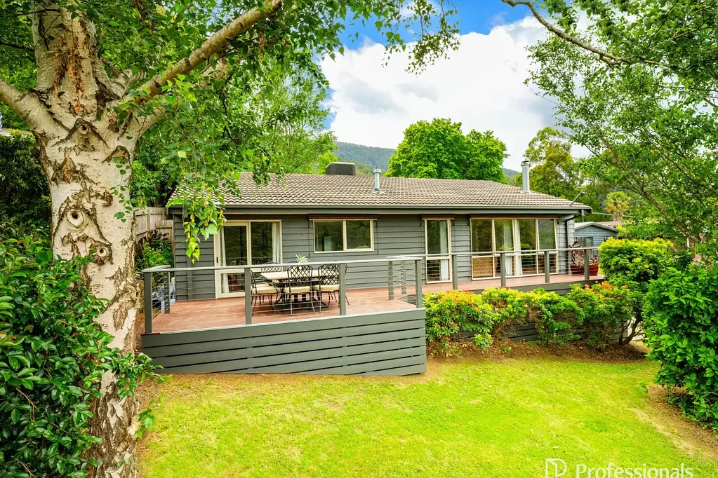 Warburton 3 Bedroom CURRAWONG HOUSE- MOUNTAIN VIEWS & MINUTES WALK TO TOWN!