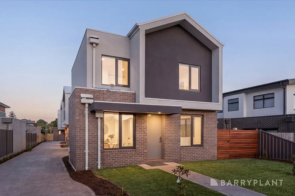 Reservoir 3房  Modern Street-Facing Townhouse with Premium Features