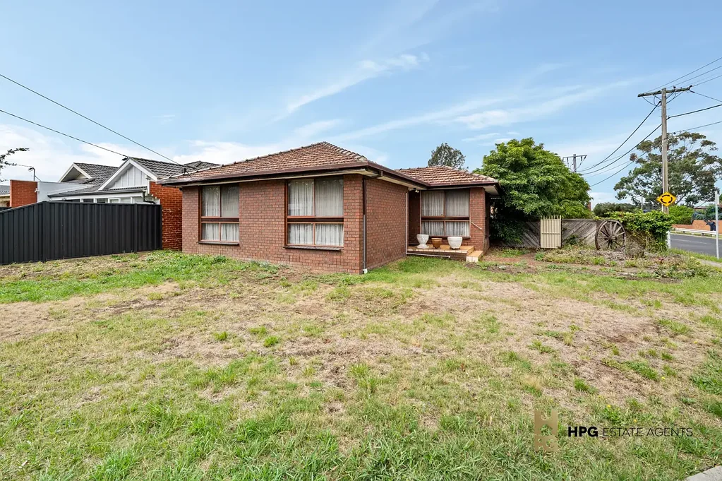 Keilor East 3房 转角地块珍贵 516sqm阔绰 三卧实用 分体冷暖舒适 单车车库便利 后院宽敞潜力无限 增值潜力巨大 精明选择首选 Transform, Renovate, or Redevelop – The Choice is Yours
