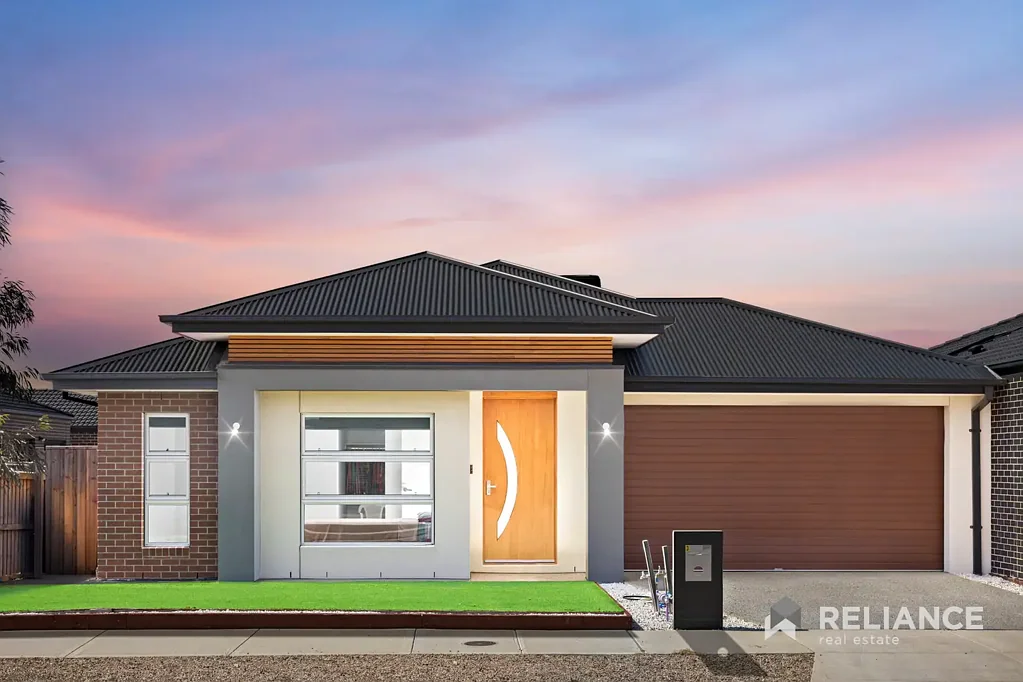 Tarneit 4Kwarto Contemporary Home with Striking Façade, High Ceilings & Quality Upgrades
