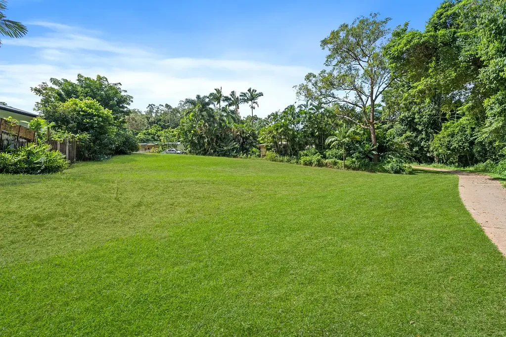 Bentley Park LARGE SITE, SLOPED FRONT TO BACK, NO REAR NEIGHBOURS!