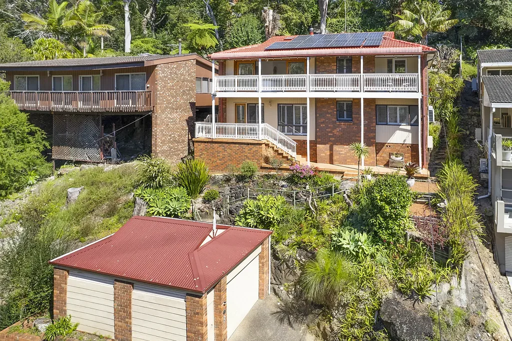 Bonnet Bay 5Kwarto Serene family home with a peaceful bush outlook.