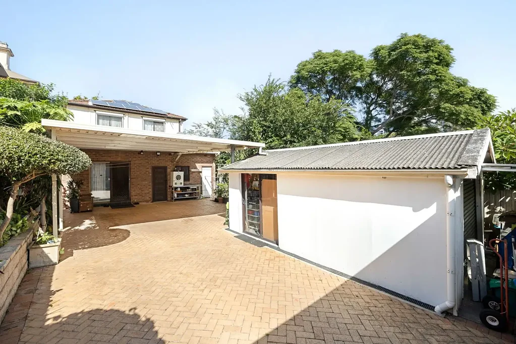 North Strathfield 5chambre Sunlit Family Excellence: North-Facing Entertainer in a Convenient Pocket