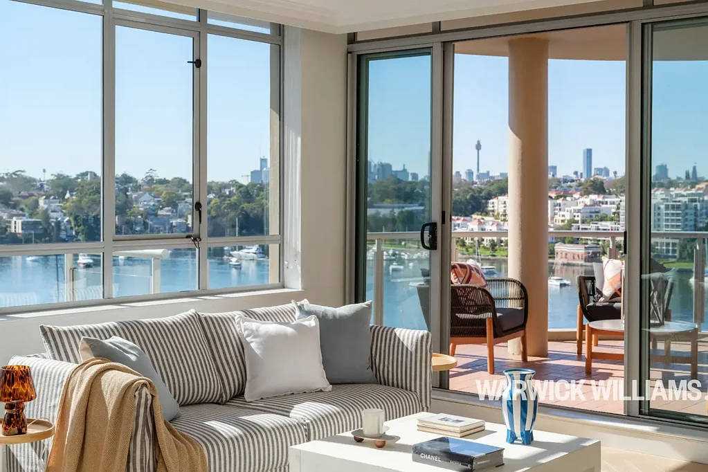 LUXURY WATERFRONT LIVING