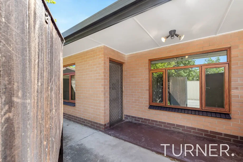 Lovely single storey unit near everything - walk to airport, Ikea, Hilton Plaza, bus, schools, library.