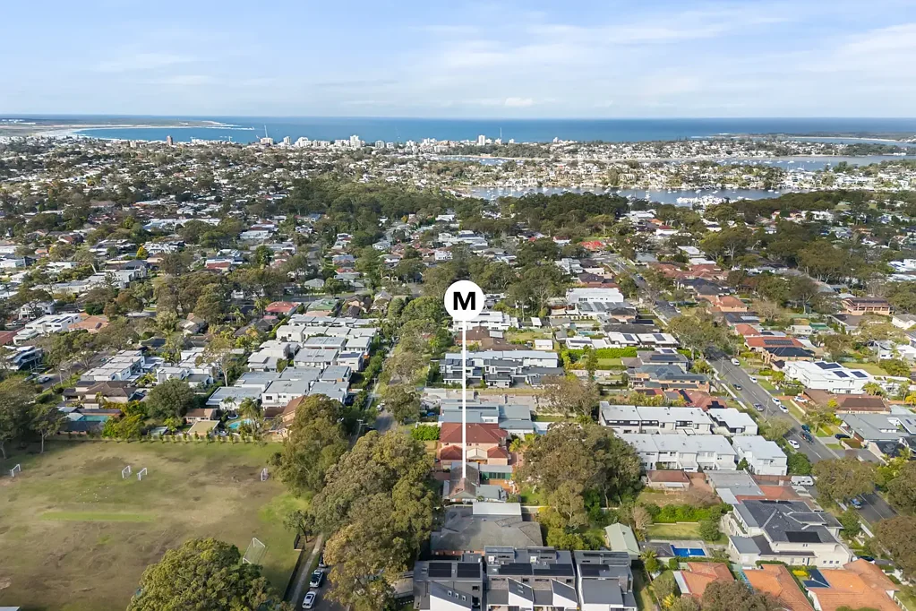 Caringbah South 3房 宽敞临街面宽 平坦四分之一英亩地块 卓越开发潜力 阳光充足木质地板 三车位车库 步行至咖啡馆学校 A Rare Quarter Acre, North Facing Developers Dream in Coveted Caringbah South