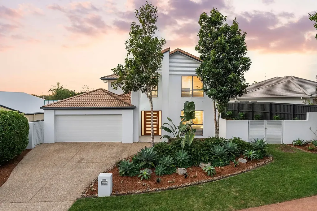 Peregian Springs 4房  Energy-Efficient Living Meets Poolside Perfection