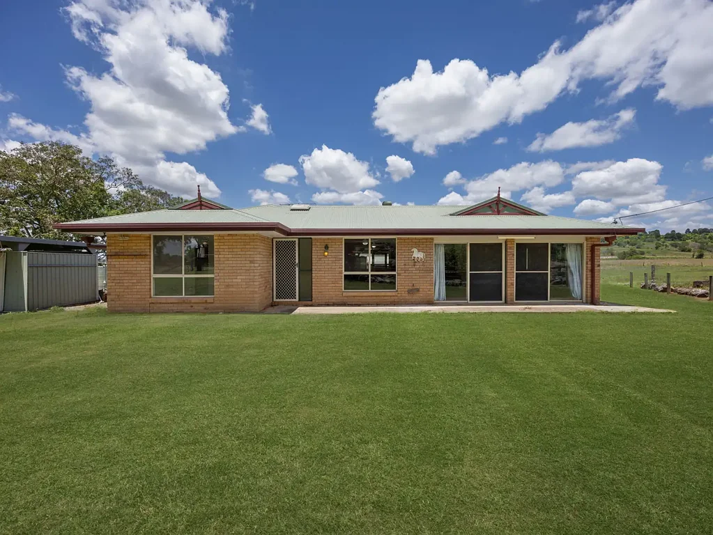 Glamorgan Vale 3Moenga Spacious Family Living + Granny Flat on a Pristine 5,000m² Block