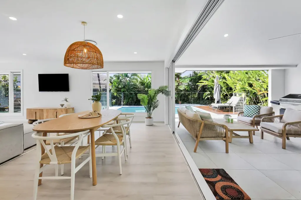 Burleigh Waters 4कमरा Designer Hamptons-Inspired Coastal Retreat in the Heart of Burleigh Waters