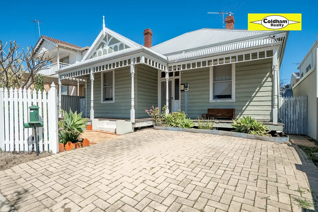 South Perth 3ਬੈੱਡਰੂਮ OoZes Charm. Renovate or Detonate & Build Your Dream Home... Handy for Foreshore & Wesley College.