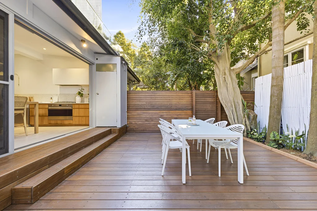 Bondi Beach 2ห้องนอน Beautifully Renovated 187m² Garden Apartment, 400 meters to Bondi Beach
