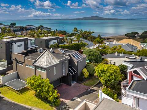 Castor Bay 3房  Development Gem with Spectacular Views!