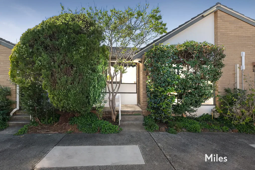 Ivanhoe 1房 步行便利 Ivanhoe 顶级设施 宽敞舒适 自然采光 成熟花园 静谧庭院 朝东阳光 街道外停车 升级潜力 生活方式丰富 Serene Single-Level Ease By Ivanhoe's Amenities