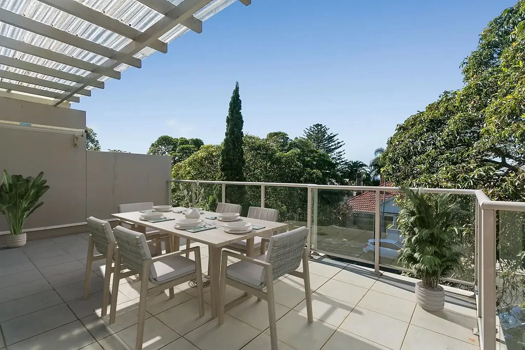 Top Floor Oversized One Bedroom Apartment With Lift Access & Ocean Views
