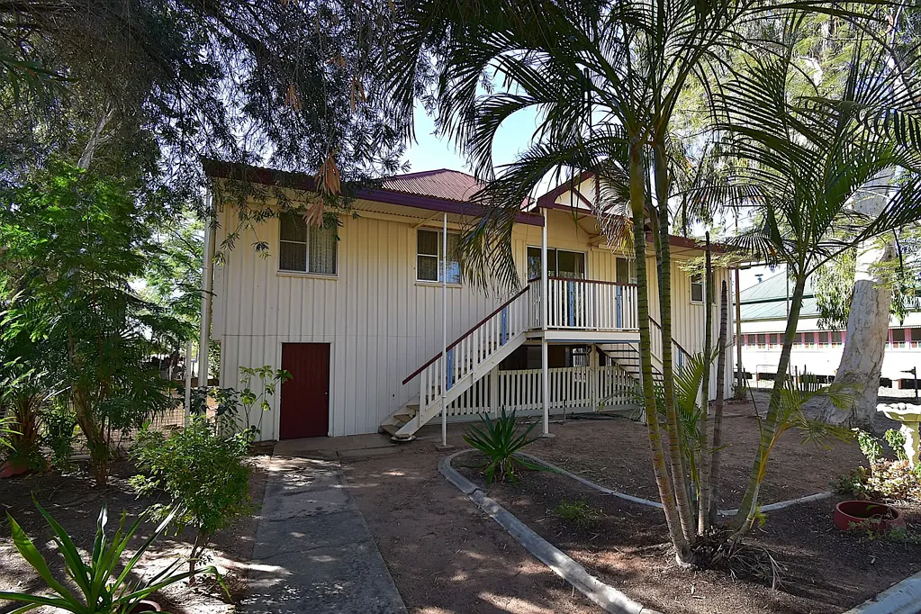 Barcaldine 2 Bedroom Queenslander Beauty