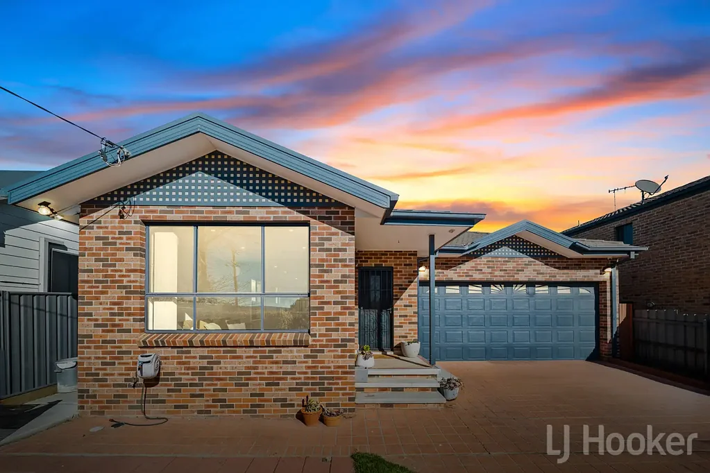 Karabar 5 Bedroom Modern Living