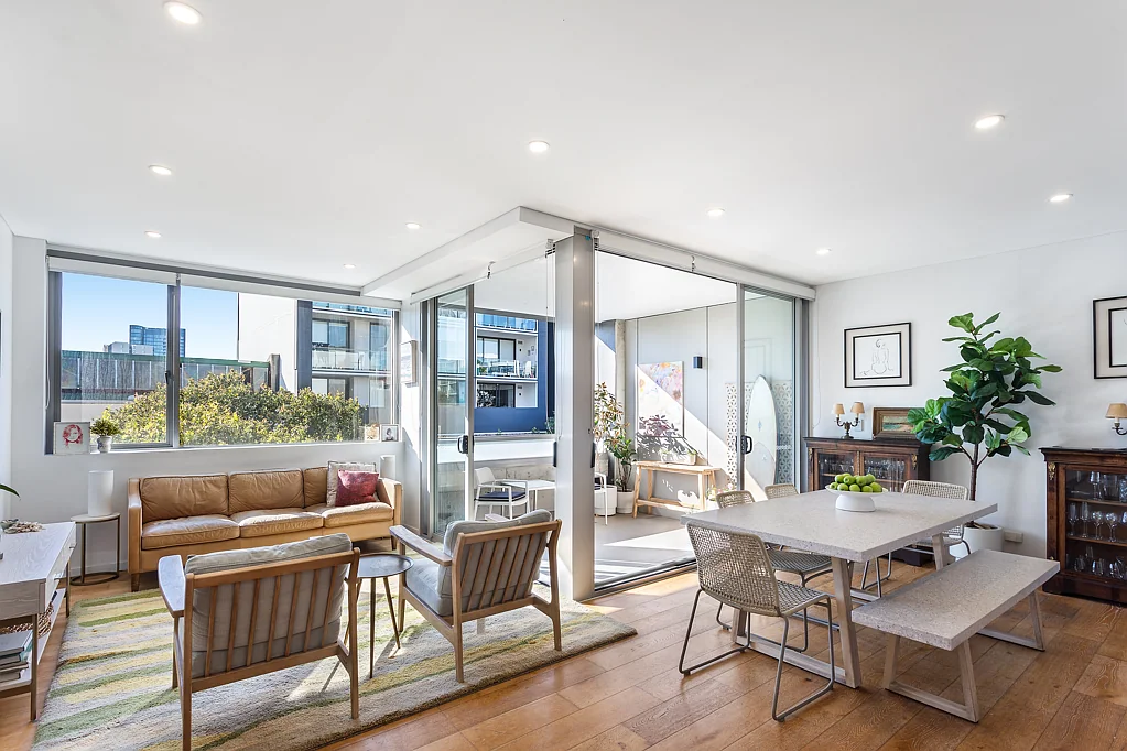Rosebery 3Phòng ngủ North Facing & Spacious Light Filled 3 Bedroom Apartment With Double Parking