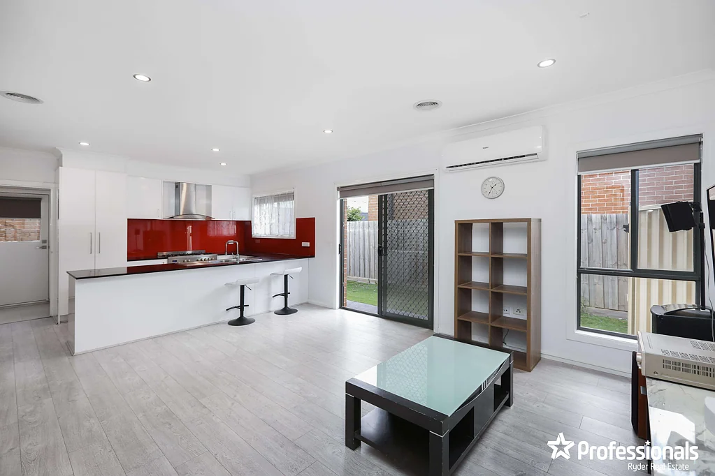 2/3 Mitchell Road, Melton South, VIC 3338