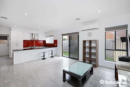 2/3 Mitchell Road, Melton South