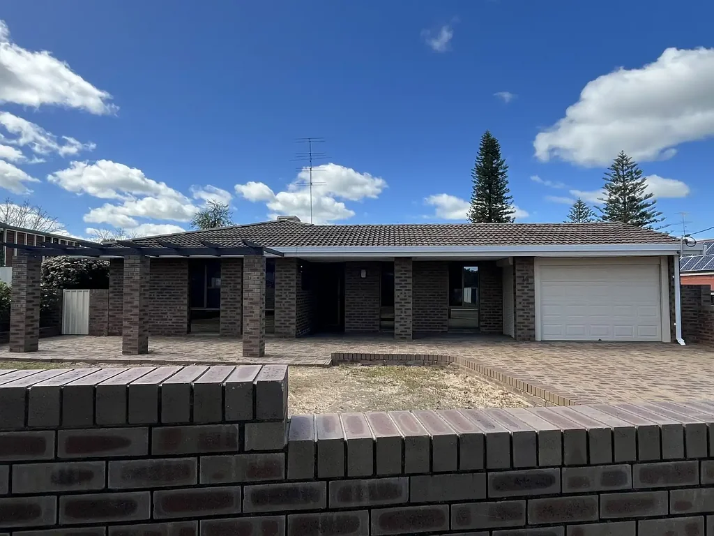 Northam 4房  Spacious & Stylish Brick Home with Modern Comforts and Outdoor Entertaining
