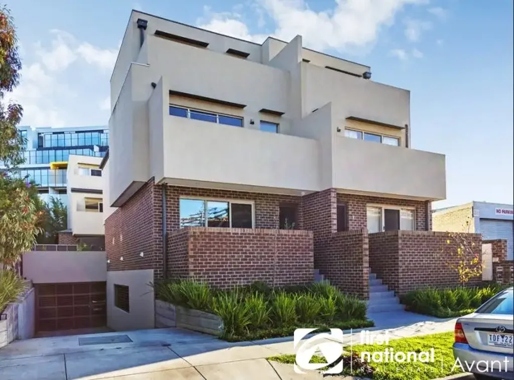 Modern and quality townhouse in excellent location (Short-term Preferred)