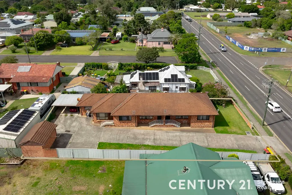 Nowra 5ਬੈੱਡਰੂਮ Prime Investment Opportunity: Three-Unit Complex in Central Nowra