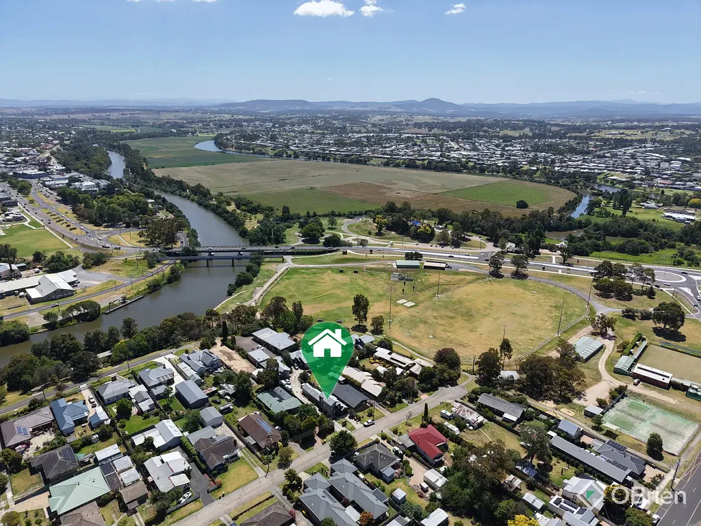 Bairnsdale 4Kwarto Light-Filled, Double-Storey Townhouse Retreat