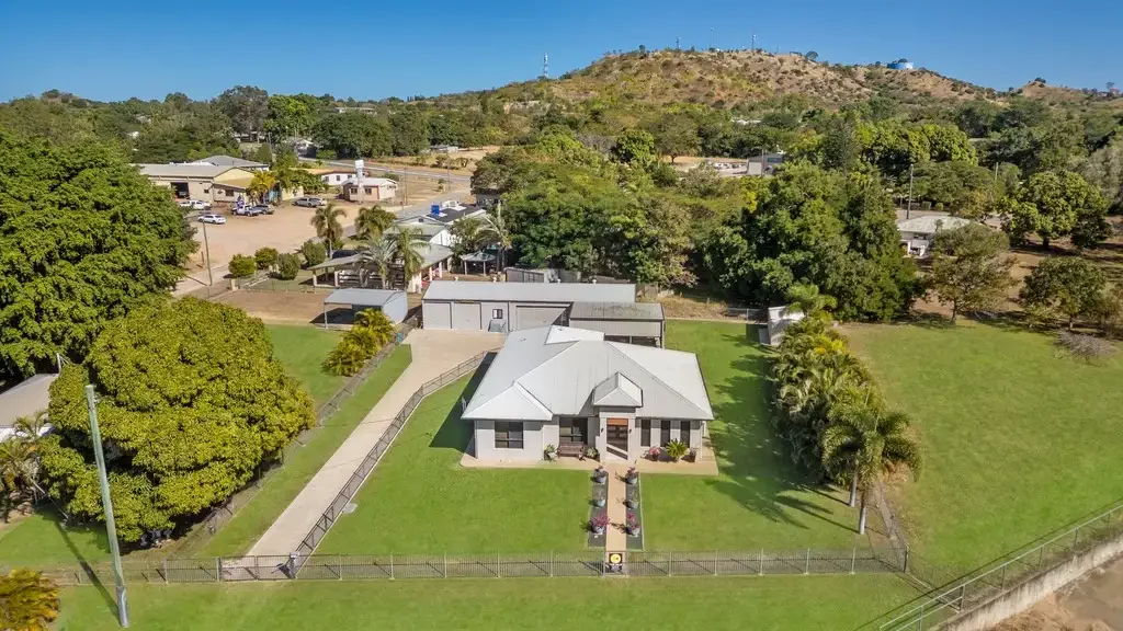 Mosman Park 4غرفة نوم Spacious Family Living with Exceptional Shed Space on a Beautifully Maintained 1,743m² Block