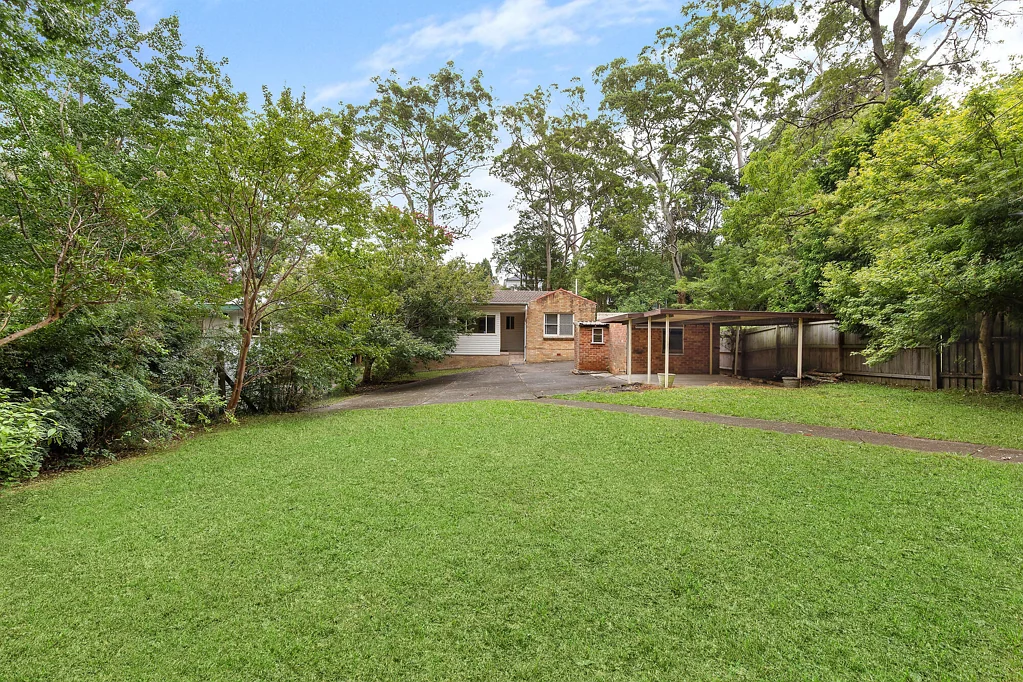Turramurra 3房 928.5sqm西北朝向地块 宽敞单层双砖住宅 无遮挡视野 精英学区环绕 潜力开发空间 Exceptional potential, level parcel, walking distance to Turramurra's heart