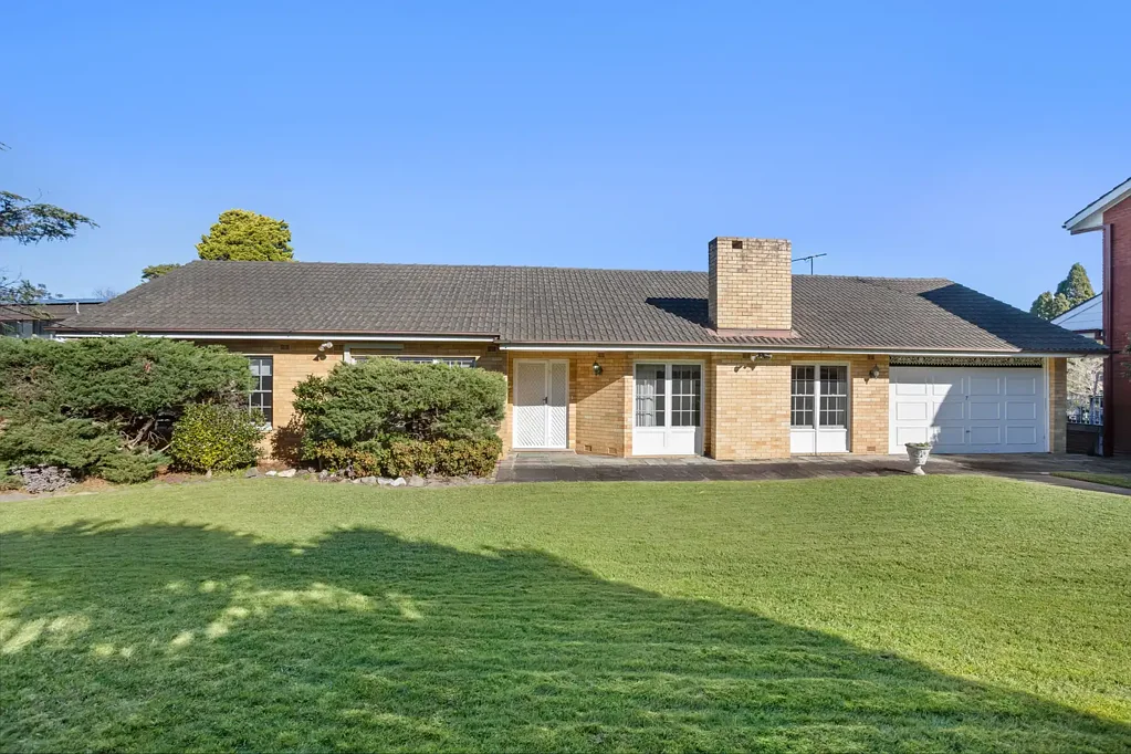 St Ives 4ਬੈੱਡਰੂਮ Live In, Rent Out, or Rebuild — Level 989sqm in a Desirable St Ives Address