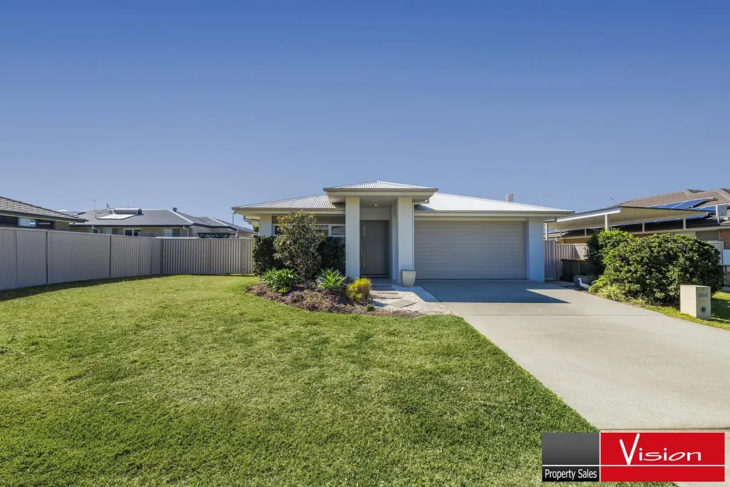 Woolgoolga 4房  IMPRESSIVE HOME WITH SPACE FOR A CARAVAN