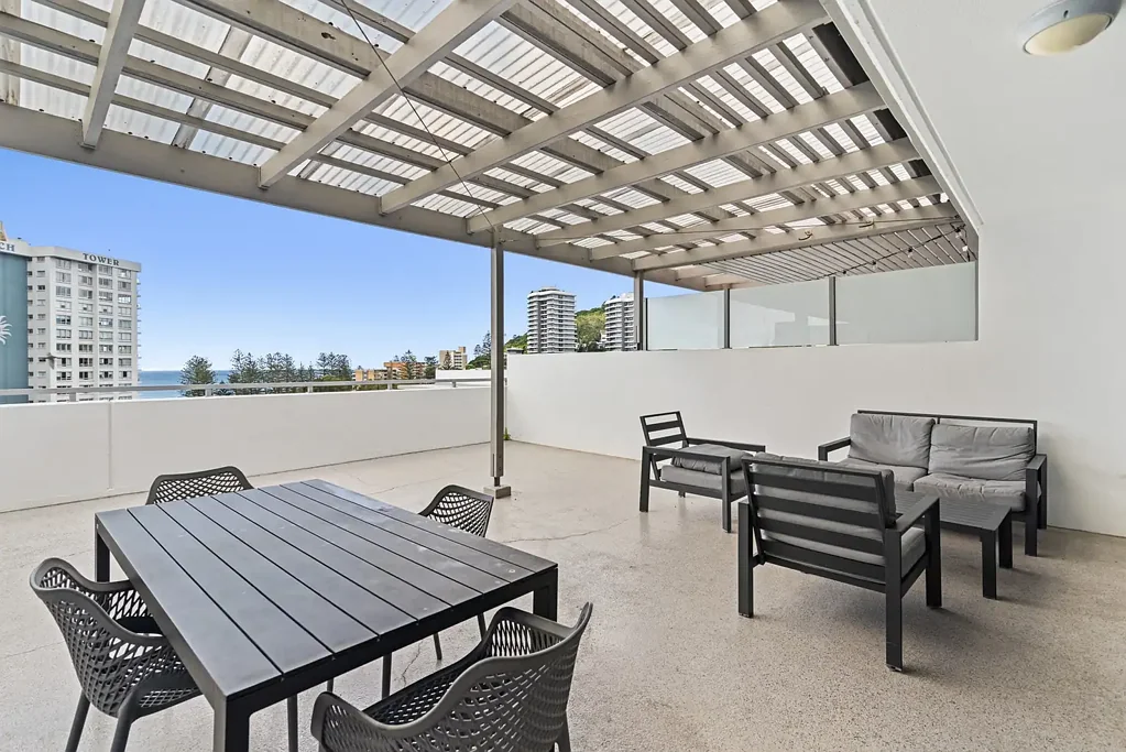 OCEAN VIEW ULTRA MODERN FULLY FURNISHED PENTHOUSE IN THE HEART OF BURLEIGH!