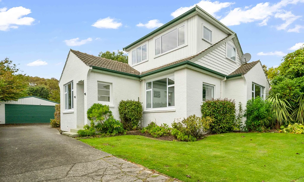 Strathern 3कमरा Spacious living, double garage & fully available